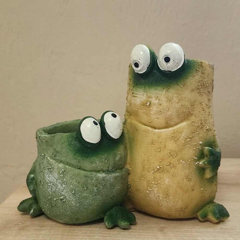 Funny Frog Friends Planter Pot Green Yellow Textured Garden Decor 5 Inch Tall